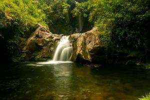 cascada cascada en el oeste de sumatra, indonesia foto