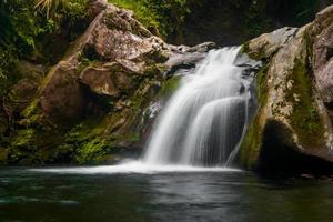 disparo de larga exposición de cascada con cascada foto