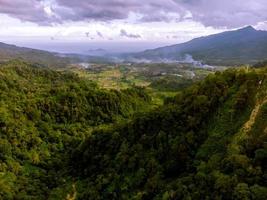 panorama del valle de montaña con cielo nublado foto