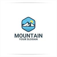 montaña de diseño de logo con cielo y sol vector