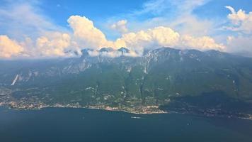 meer en bergen met wolkenlandschap video