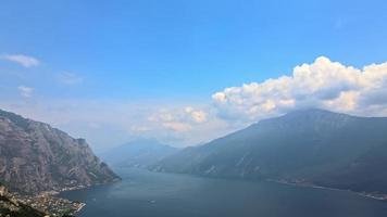 meer en bergen met wolkenlandschap video