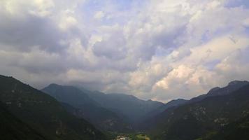 wolken boven de bergen in de zomer video