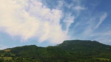 meer en bergen met wolkenlandschap video