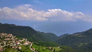 nuvole sopra le montagne in estate video