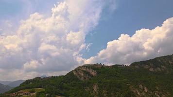 wolken boven de bergen in de zomer video