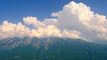 wolken boven de bergen in de zomer video