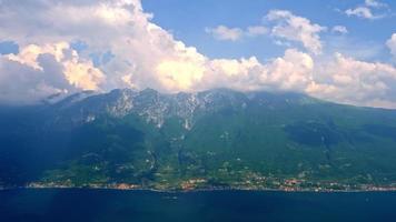 meer en bergen met wolkenlandschap video