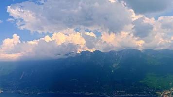 See und Berge mit Wolkenlandschaft video