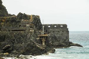 antiguo castillo de roca antigua foto