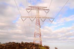 torre de transmisión eléctrica de alto voltaje foto