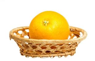 Montón de naranjas en el plato sobre fondo blanco. foto