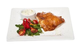 pollo asado con verduras en un plato blanco foto