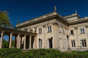 el palacio lazienki en el parque lazienki, varsovia. lazienki krolewskie. foto