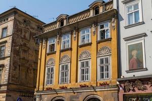 hermosa fachada de la casa de la ciudad vieja en cracovia, polonia foto