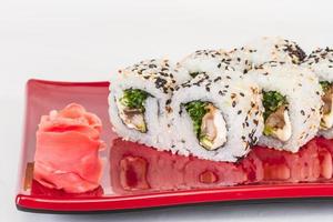 cocina tradicional japonesa - maki roll con nori, queso crema y anguila. aislado sobre fondo blanco. aislado sobre fondo blanco foto