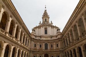 gran iglesia en el centro de roma, italia. foto