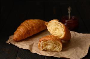 croissants recién hechos sobre un fondo de madera. foto