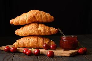 croissants recién hechos sobre un fondo de madera. foto