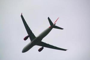 Manchester en el Reino Unido en junio de 2022. una vista de un avión despegando del aeropuerto de Manchester foto