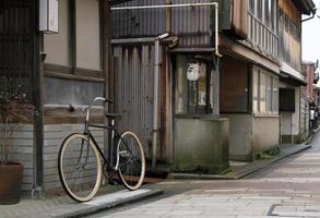 12 de junio de 2022 - kanazwa, japón - calle tranquila en el casco antiguo de kanazawa, japón foto