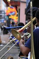 12 de abril de 2017 - nueva orleans, luisiana - músicos de jazz actuando en el barrio francés de nueva orleans, luisiana, con multitudes y luces de neón en el fondo. foto