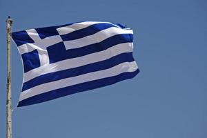 bandera nacional griega ondeando en el viento foto