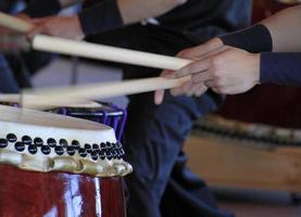 artistas japoneses y tambores taiko tradicionales foto