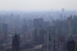 smog se encuentra sobre el horizonte de shanghai, china foto