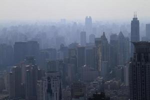 smog se encuentra sobre el horizonte de shanghai, china foto