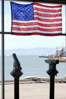 bandera americana y dos telescopios en la bahía de san francisco foto