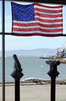 bandera americana y dos telescopios en la bahía de san francisco foto