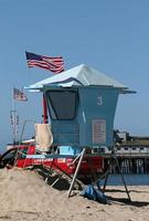 10 de junio de 2019 - santa barbara, california - una torre de salvavidas y una camioneta de salvavidas en la playa de santa barbara, california. foto