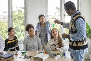 grupo de estudiantes que estudian y juegan con el concepto de maestro, educación y aprendizaje. foto