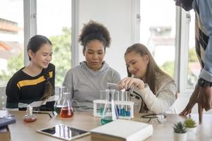 grupo de estudiantes que estudian y juegan con el concepto de maestro, educación y aprendizaje. foto