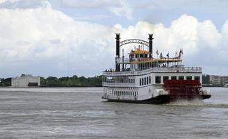 barco de vapor en el río mississippi cerca de nueva orleans foto