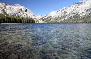 lago claro en el parque nacional de yosemite, california foto