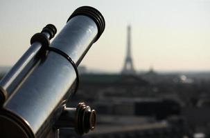 punto de vista en parís con la torre eiffel al fondo foto