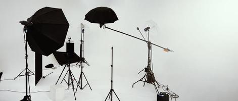 conjunto de iluminación de producción de video de estudio. montaje de producción detrás de cámaras foto