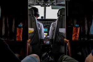 detrás del control de la sala de pilotos en el pequeño avión privado en viajes a tailandia. foto