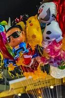 phra nakhon bangkok tailandia 2018 venta de globos en khaosan kaosan road night party bangkok tailandia. foto