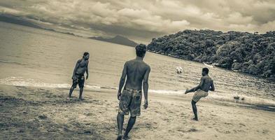 ilha grande rio de janeiro brasil 2020 jugadores de fútbol masculino playa gran isla tropical ilha grande brasil. foto