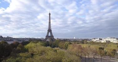 vista aérea de la torre eiffel y lugares cercanos en parís, francia video