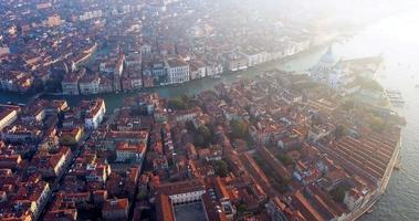 sonnenaufgang blick auf das stadtzentrum von venedig, italien video