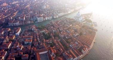 vue du lever du soleil sur le centre-ville de venise, italie video