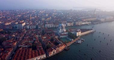 vista do nascer do sol para o centro da cidade de veneza, itália video