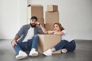 tiempo para un descanso. pareja feliz juntos en su nueva casa. concepción de movimiento foto