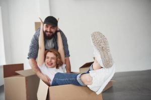 No puedo describir esas emociones positivas. pareja feliz juntos en su nueva casa. concepción de movimiento foto