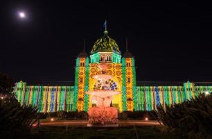 melbourne, australia - 20 de febrero de 2016 - sala de exposiciones real el edificio del patrimonio mundial en melbourne durante el festival de la noche blanca con pintura de luz de color. foto