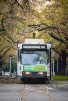 melbourne, australia - 7 de junio de 2015 - tranvía de melbourne un transporte clásico famoso icónico en la ciudad de melbourne, australia. foto